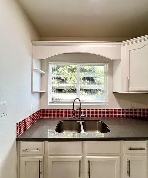 527 E 3rd St #20 — Photo 4