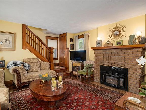 4th image of 11 Elmwood Park W