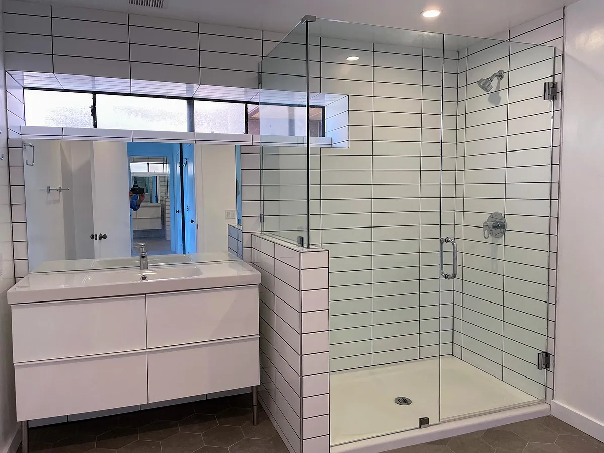 Main Bath with large shower - 4014 Aguila St