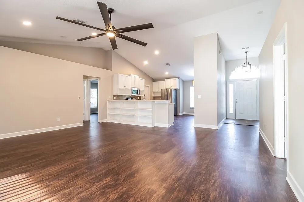 3 bed, 2.0 bath, 1860 sqft, $3,200 — Photo 4