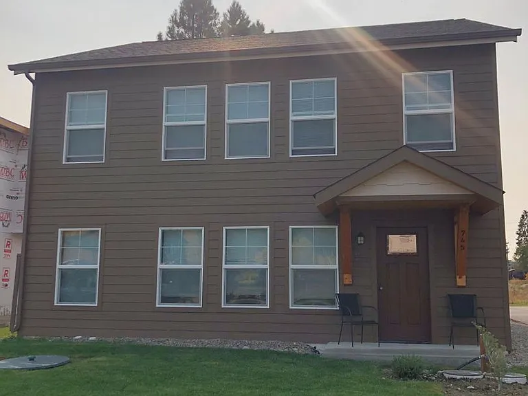745 Cottonwood Ct — Photo 2