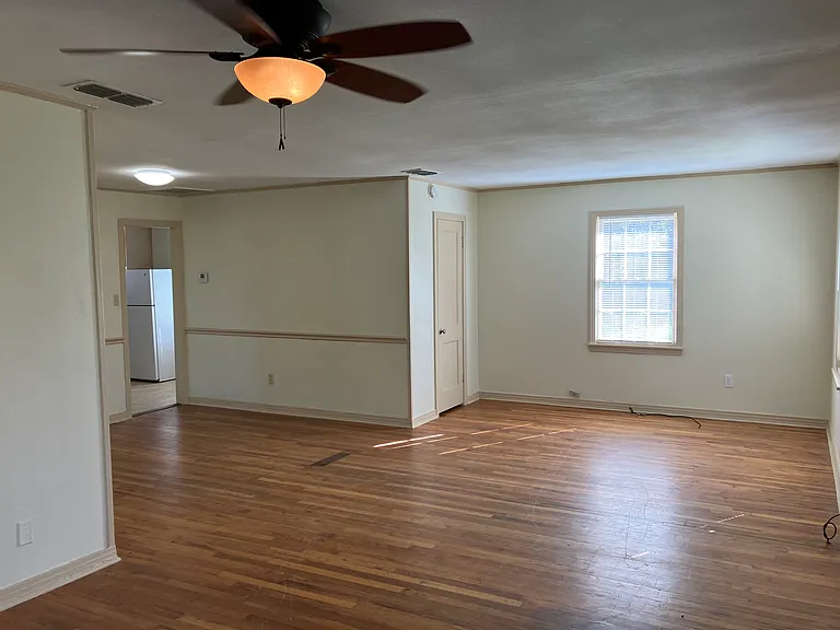 302 E South St — Photo 5