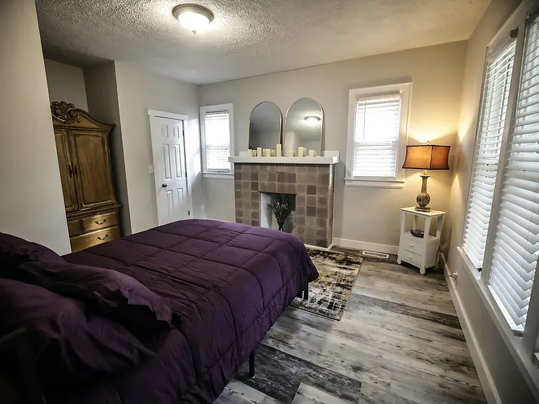 Master Bedroom - Queen