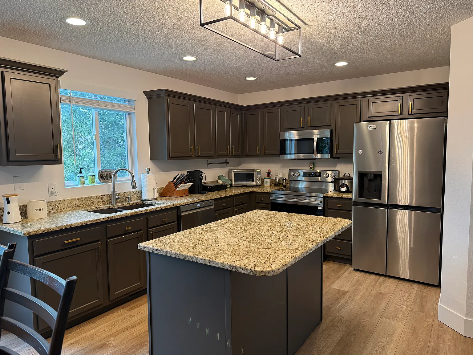 4 bed, 3.5 bath, 2500 sqft, $3,000 — Photo 3