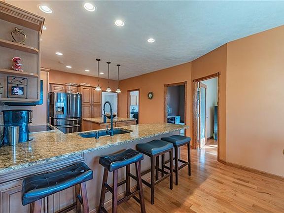 5th image of 487 Lexington Dr