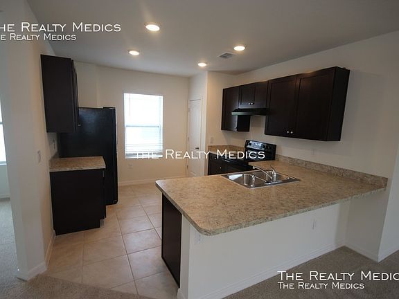 4th image of 557 Armoyan Way