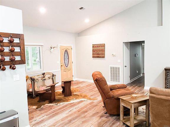 5th image of 391 Garrett Ln
