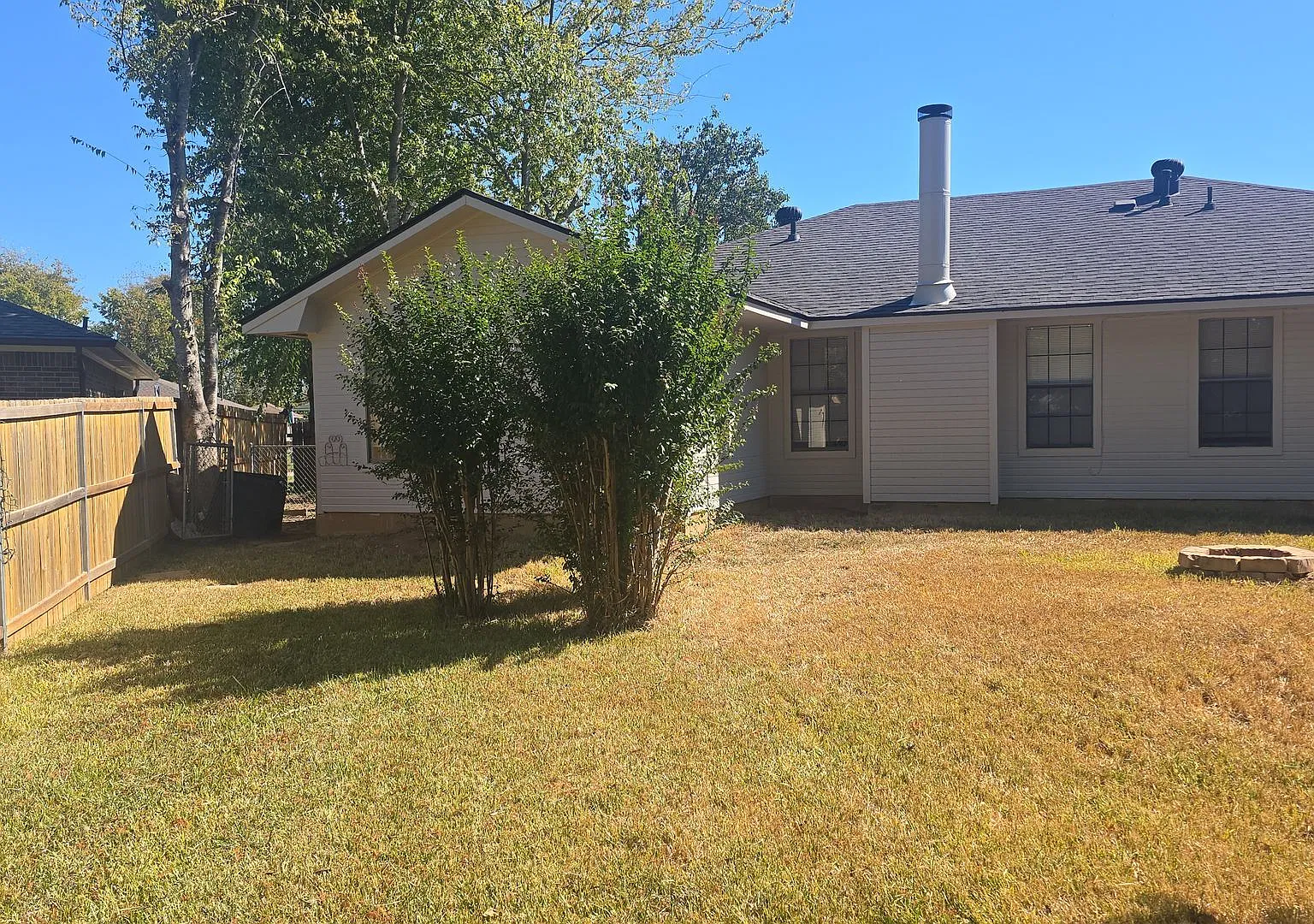 Refurbished 4 bedroom 2 bath — Photo 2