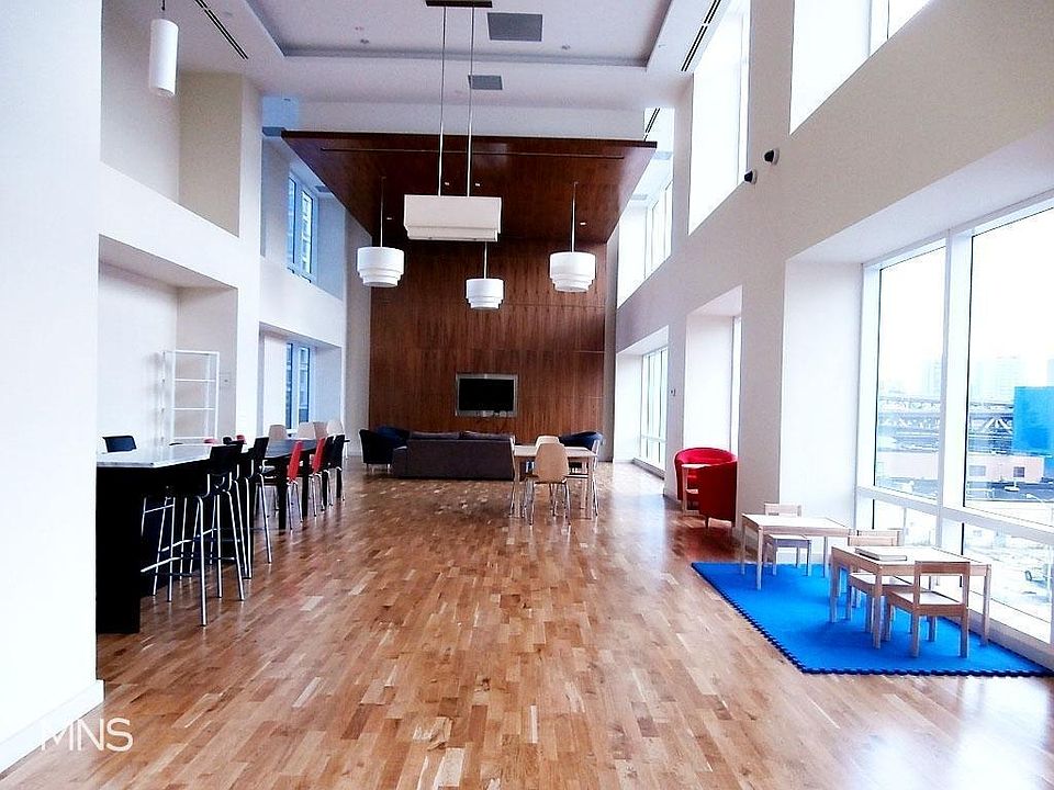 2nd image of 2310 41st Ave APT 6C