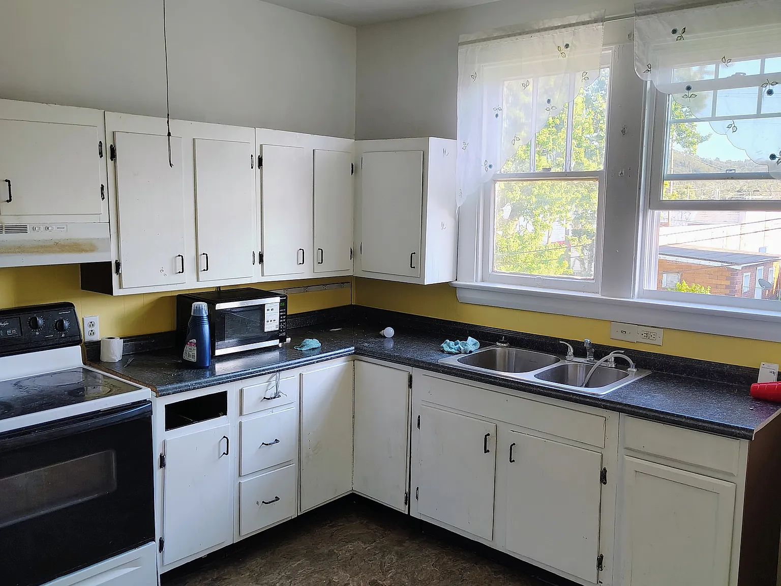 3 bed, 2500 sqft, $1,300 — Photo 2