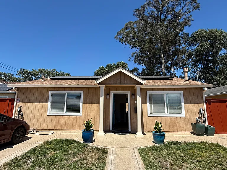45 Compton Ter — Photo 1