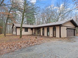 2825 Stanton Rd, Lake Orion, MI 48362