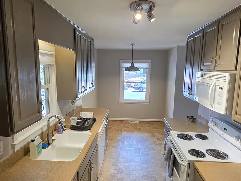 813 E Davie St — Photo 9