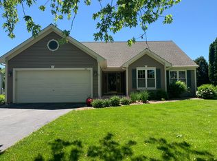 960 Rae Dr, Hartland, WI 53029