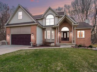 8460 Indian View Trl, Fenton, MI 48430