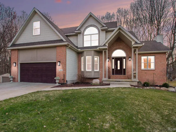 8460 Indian View Trl, Fenton, MI 48430