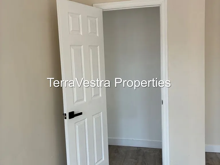 216 Broadway — Photo 9