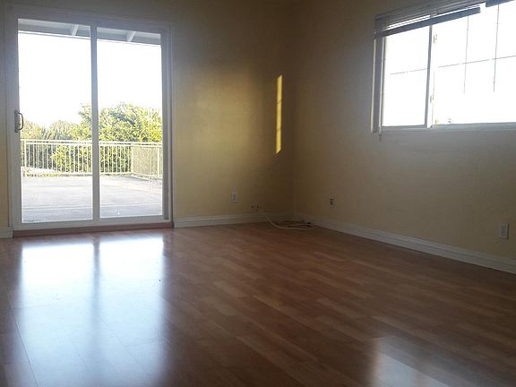 Dent area, can be used as an office or entertainment room, look through balcony