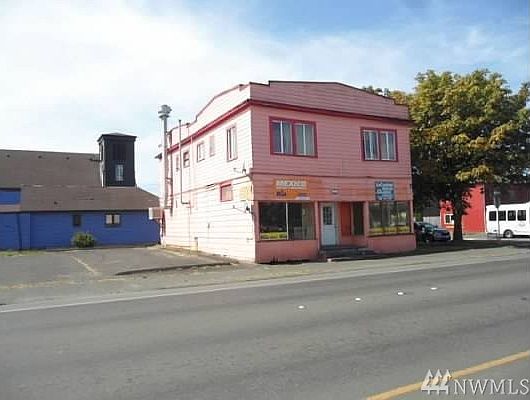 2nd image of 121 N Park St