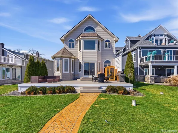 12183 Margaret Dr, Fenton, MI 48430