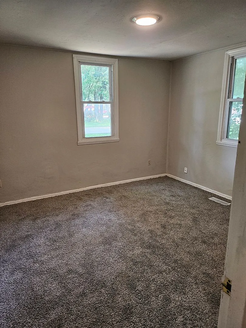2 bed house with a garage EHA Approved — Photo 3