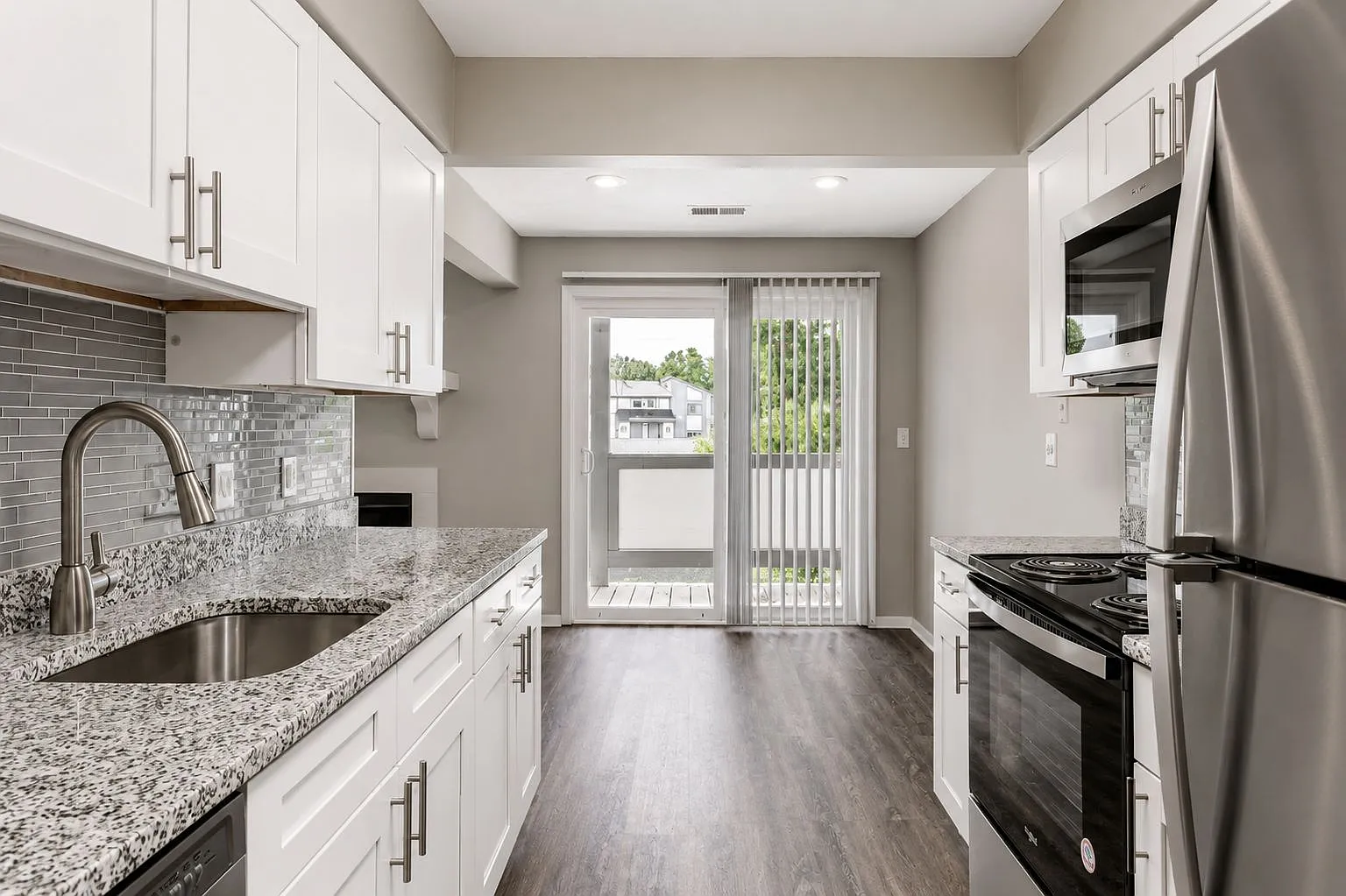 Lakeside Crossing at Eagle Creek Apartments and Townhomes — Photo 3