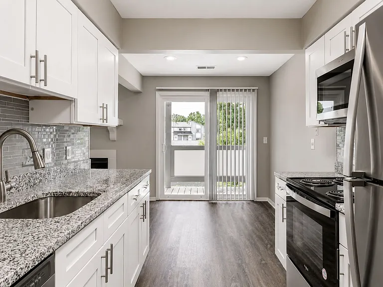 Lakeside Crossing at Eagle Creek Apartments and Townhomes — Photo 3