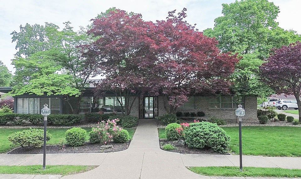 1st image of 8 E Woodlawn Ave