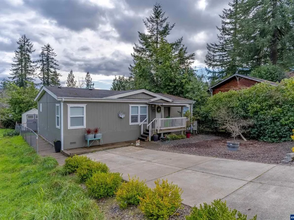 543 SE 1st St, Toledo, OR 97391