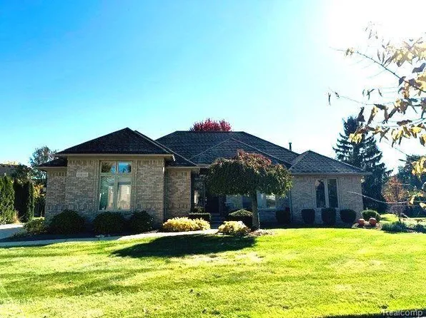 2804 Bywater Dr, Troy, MI 48085