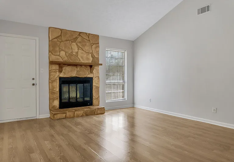 207 Whittington Dr — Photo 2