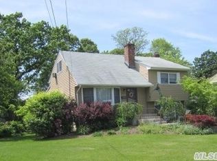 562 Peter Paul Dr, West Islip, NY 11795
