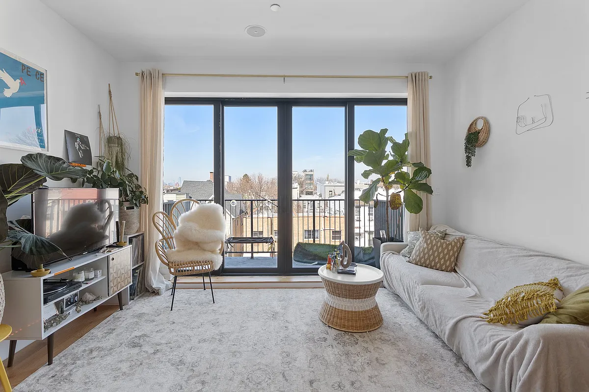 Building Photo - 426 Wythe Ave #3B