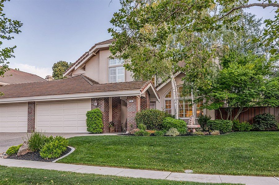 2nd image of 565 Rutherford Cir