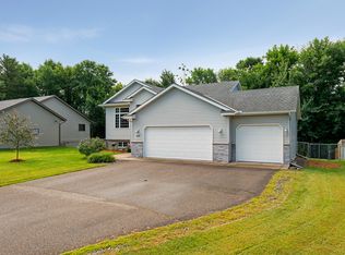 9519 River Forest Dr, Monticello, MN 55362