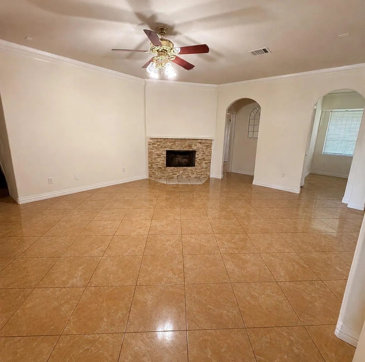 5 bed, 3.0 bath, 2590 sqft, $2,700 — Photo 3