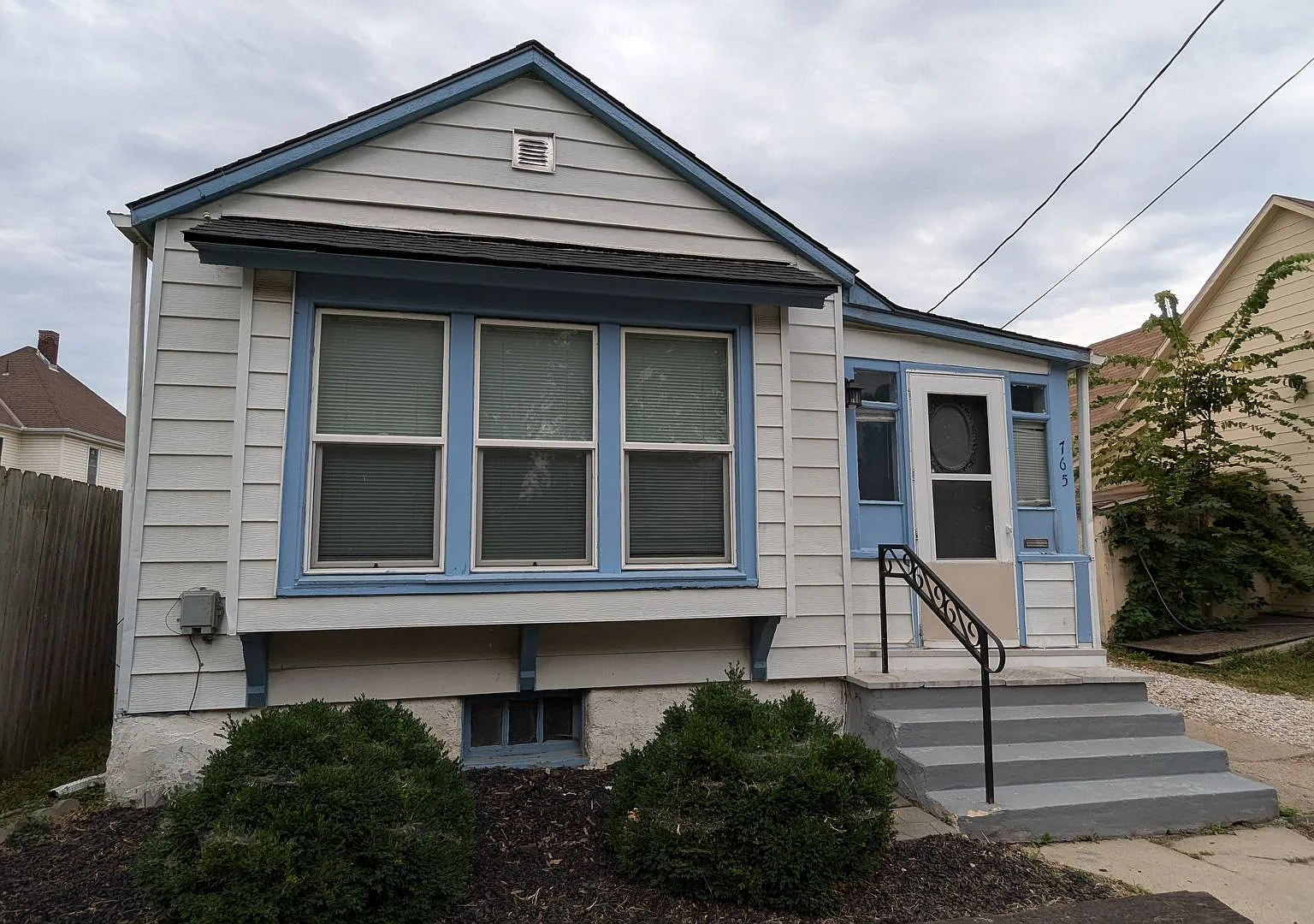 2-bedroom home close to shopping and transit — Photo 1