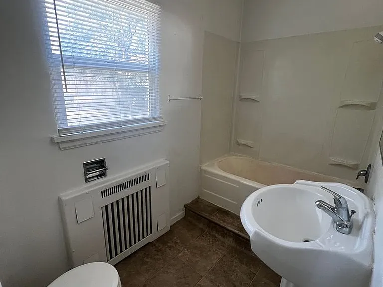 422 E Terry St — Photo 4