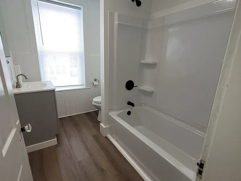 565 W Market St — Photo 34