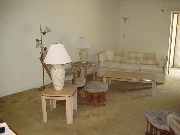 LARGE LIVING ROOM AND DINING ROOM
