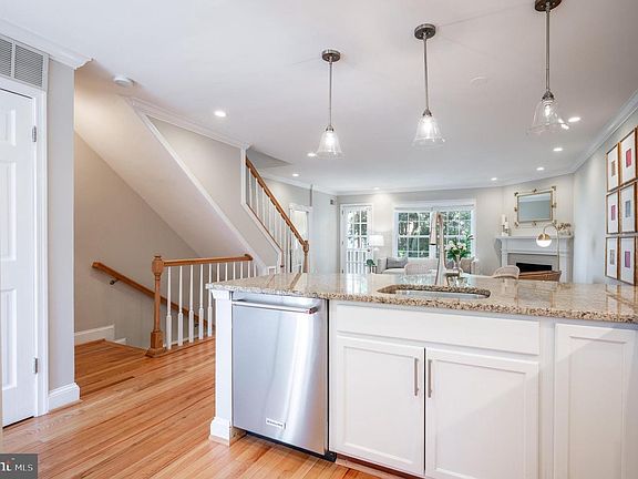 3rd image of 808 S Fairfax St