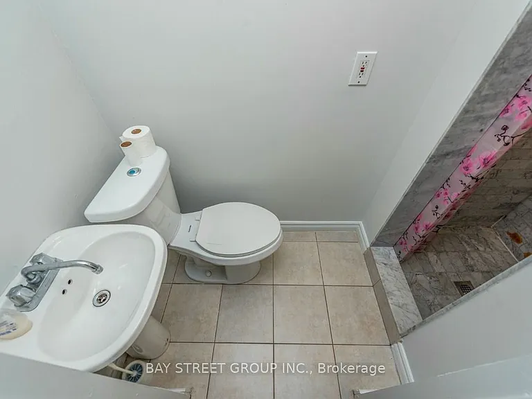 130 Royal Appian Cres — Photo 27