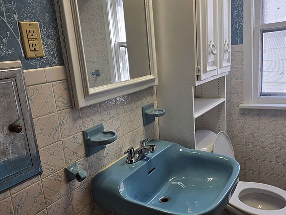 4th image of 136 Dartmouth Ave