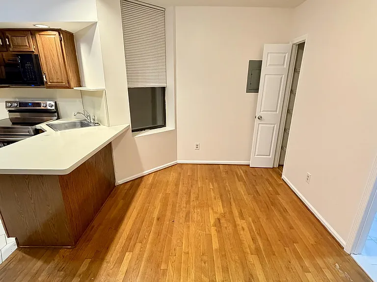 222-224 48th St #2D — Photo 2