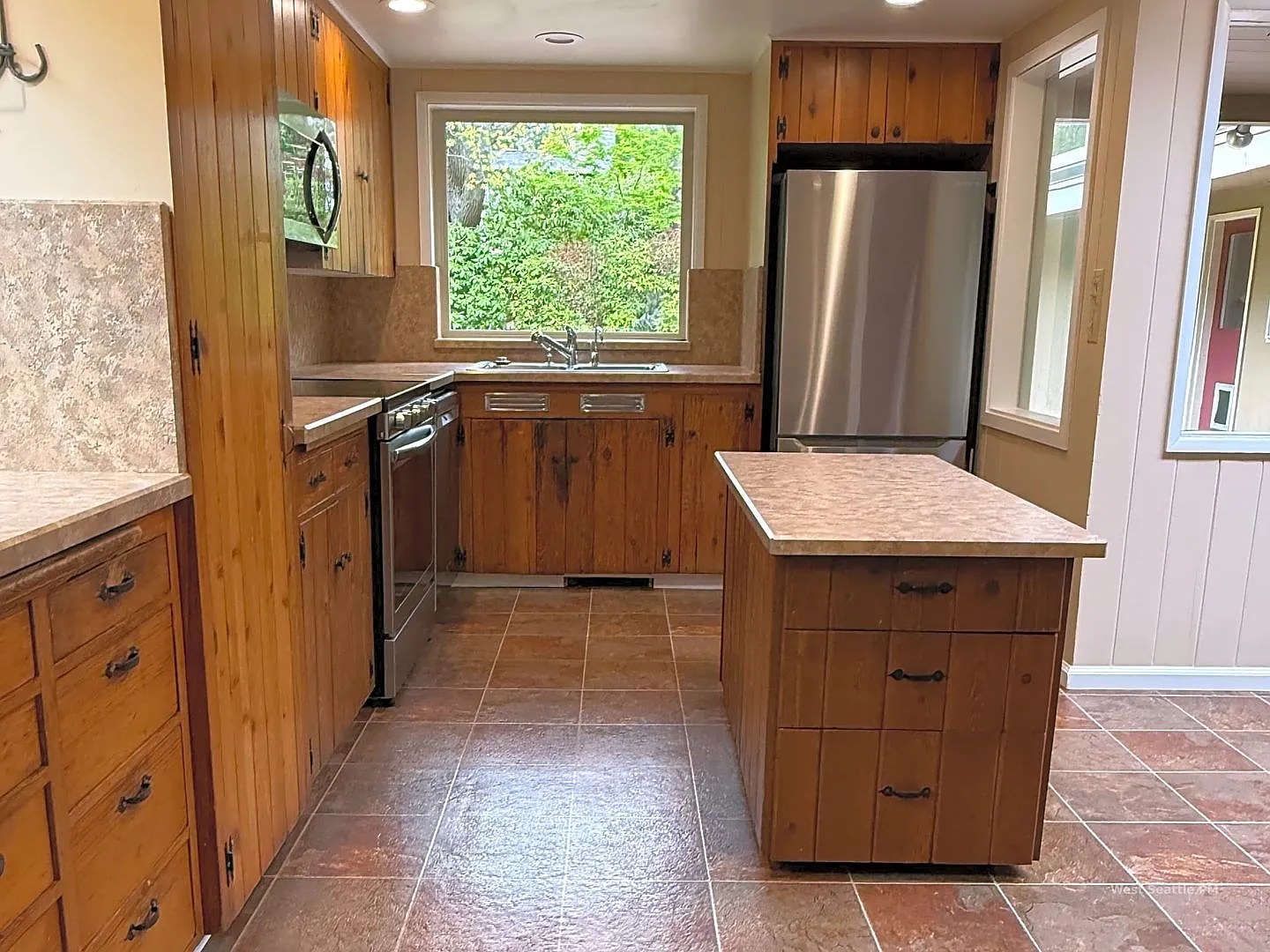 6BR Classic Mid-Century Medina Home w/ Yard Service Included! — Photo 3