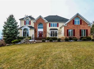 14 Foxfire Ln, Clinton, NJ 08809