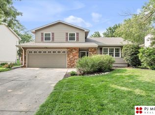 909 Crest Rd, Papillion, NE 68046