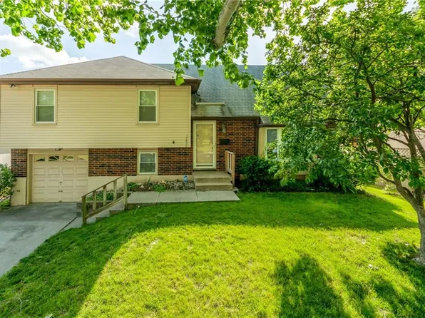 13400 Park Hills Dr, Grandview, MO 64030