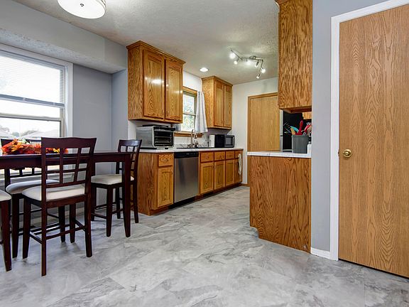 5th image of 1121 N Hutchinson Avenue
