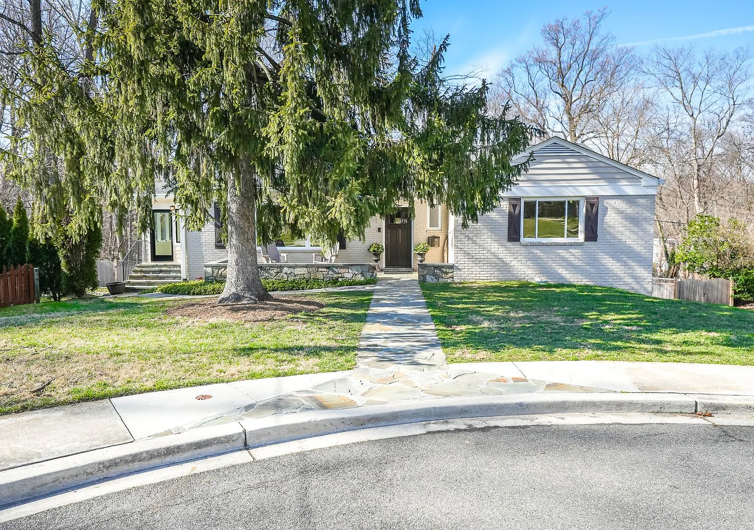 Modern ranch-style home in Forest Hills — Photo 1